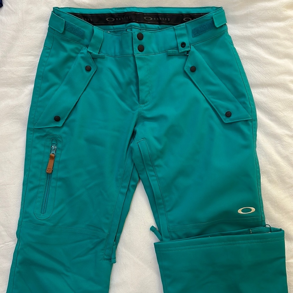 Oakley Women’s insulated snow pant, turquoise color, size Small